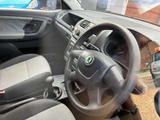 /photos/8717/37350388-d428-77d0-b18c-b183a5542d6b_i320x240.jpg